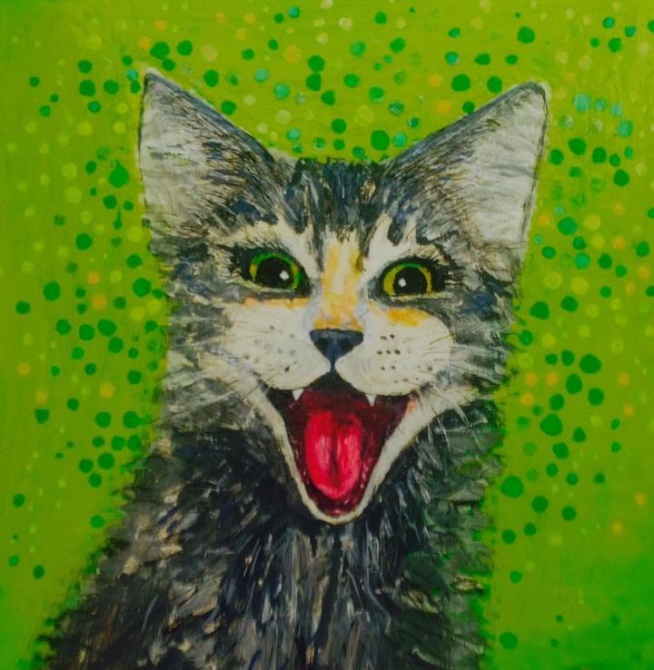 Maleri: en grå kat med vidt åben mund på grøn, prikket baggrund.