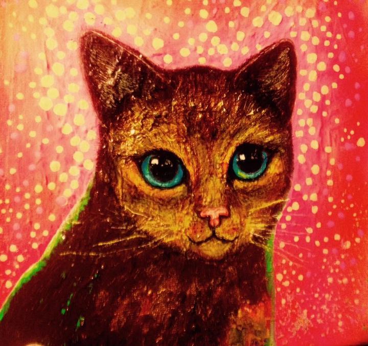 Maleri: en gyldenbrun kat med blå øjne på rød baggrund med gule og lyserøde prikker.