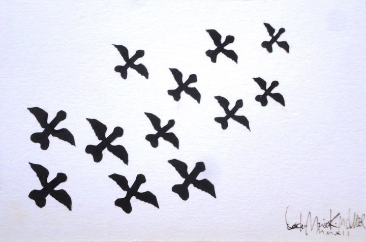 En flok små sorte, bevingede figurer klippet i papir på hvid baggrund.