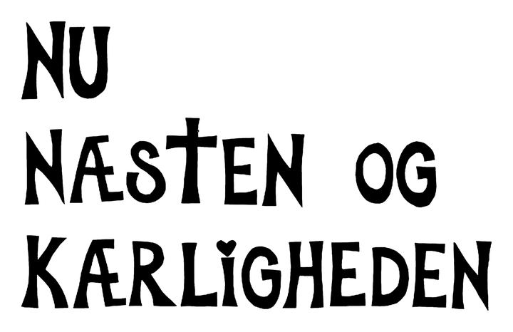 Håndklippede sorte bogstaver på hvidt: NU NÆSTEN OG KÆRLIGHEDEN.