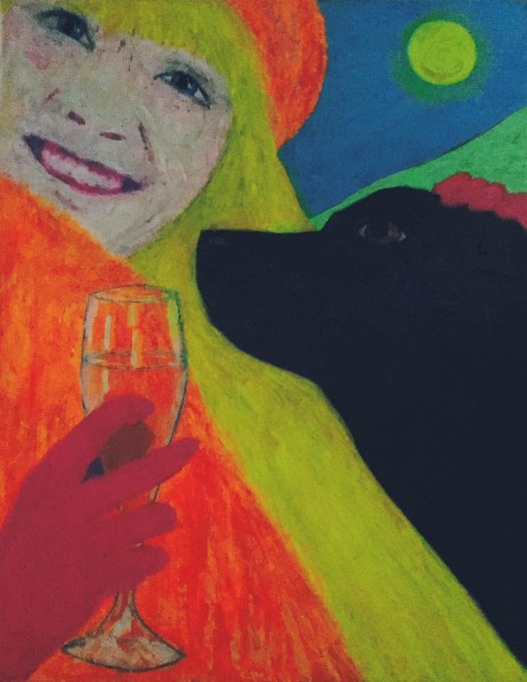 Maleri i stærke farver: en smilende kvinde med gult hår og orange tøj holder et glas, mens en sort hund kigger på hende.